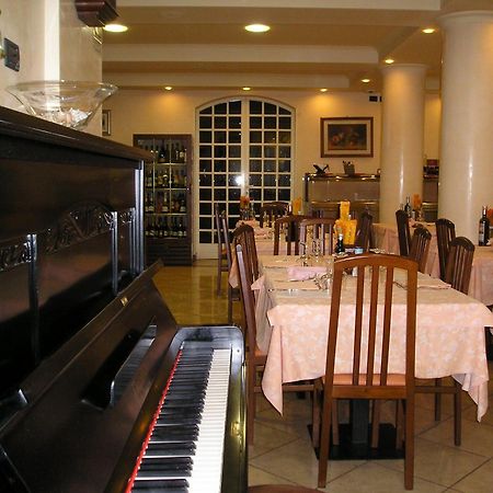 Hotel Flora ميلانو ماريتيما المظهر الخارجي الصورة