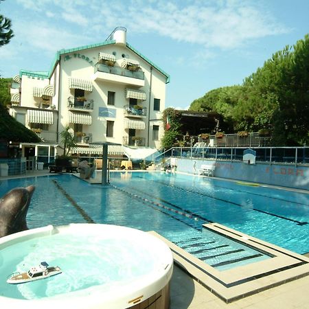 Hotel Flora ميلانو ماريتيما المظهر الخارجي الصورة