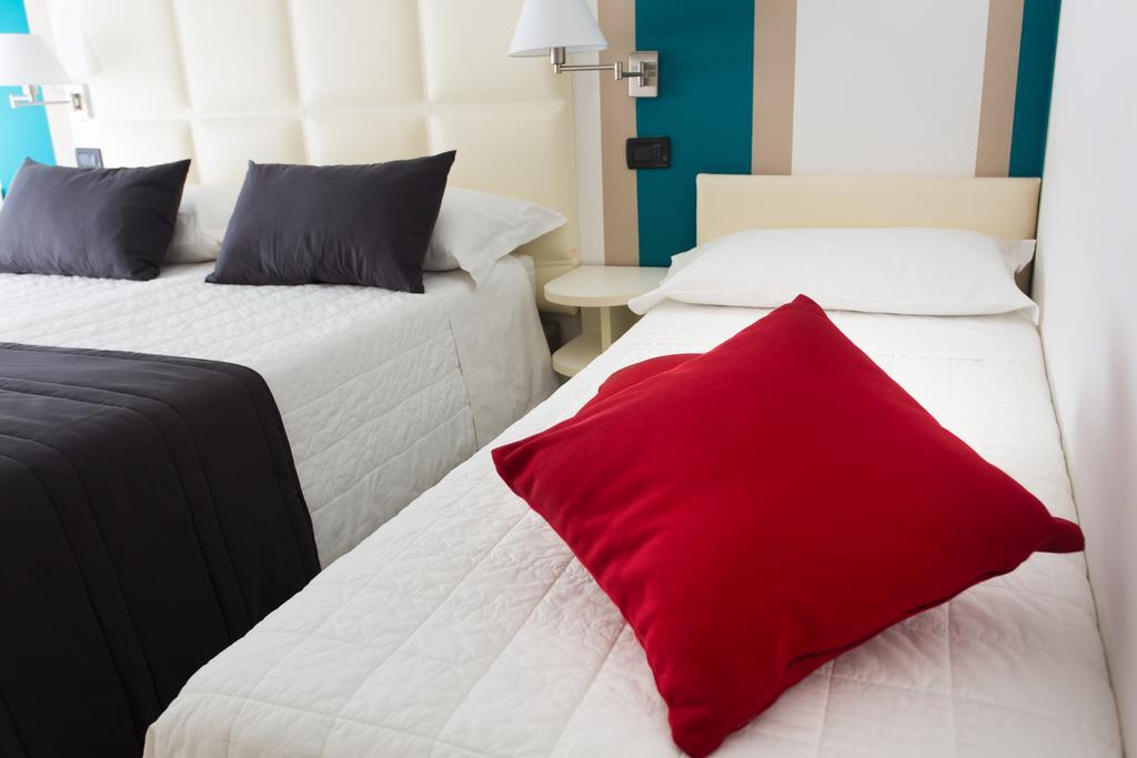 Hotel Flora ميلانو ماريتيما الغرفة الصورة