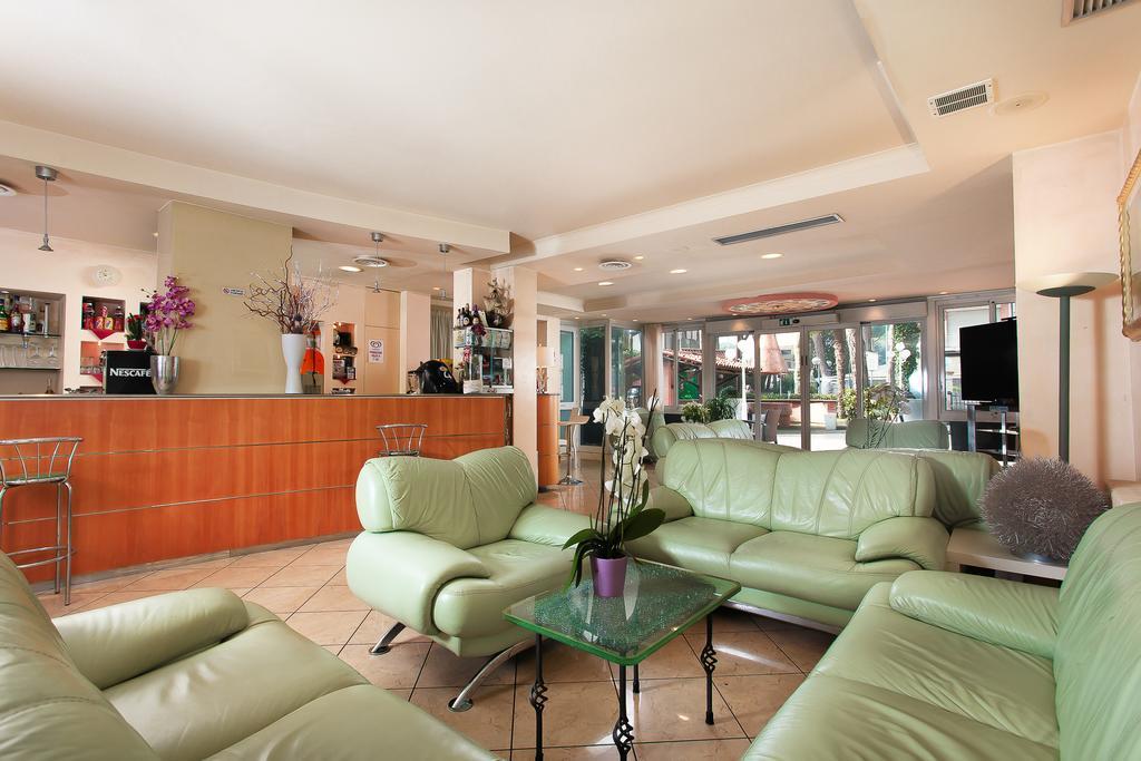 Hotel Flora ميلانو ماريتيما المظهر الخارجي الصورة