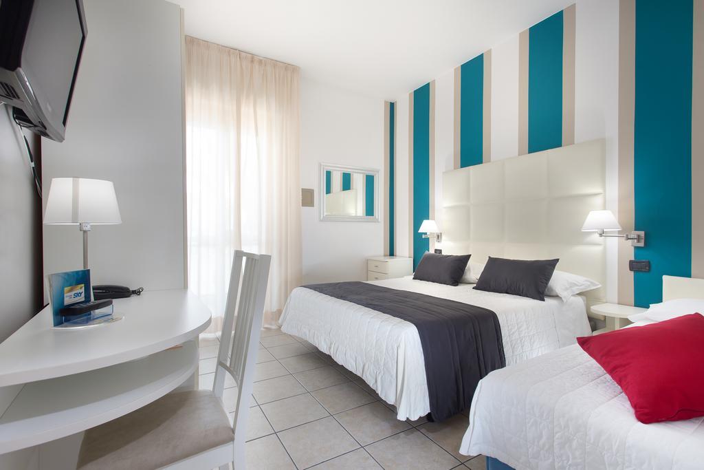 Hotel Flora ميلانو ماريتيما الغرفة الصورة