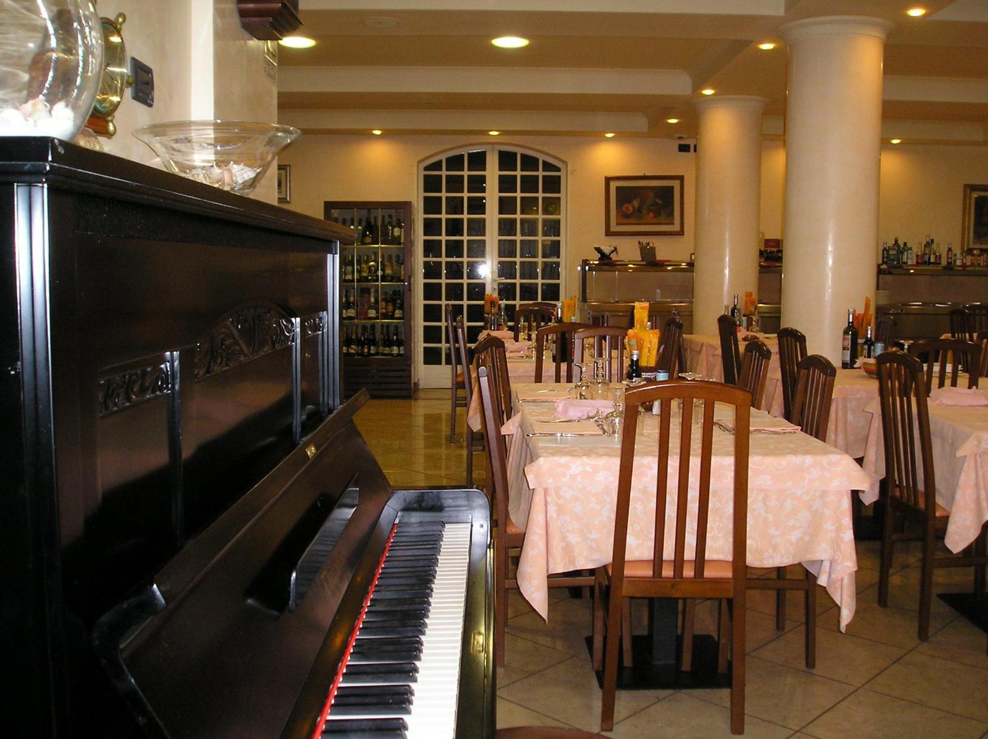 Hotel Flora ميلانو ماريتيما المظهر الخارجي الصورة