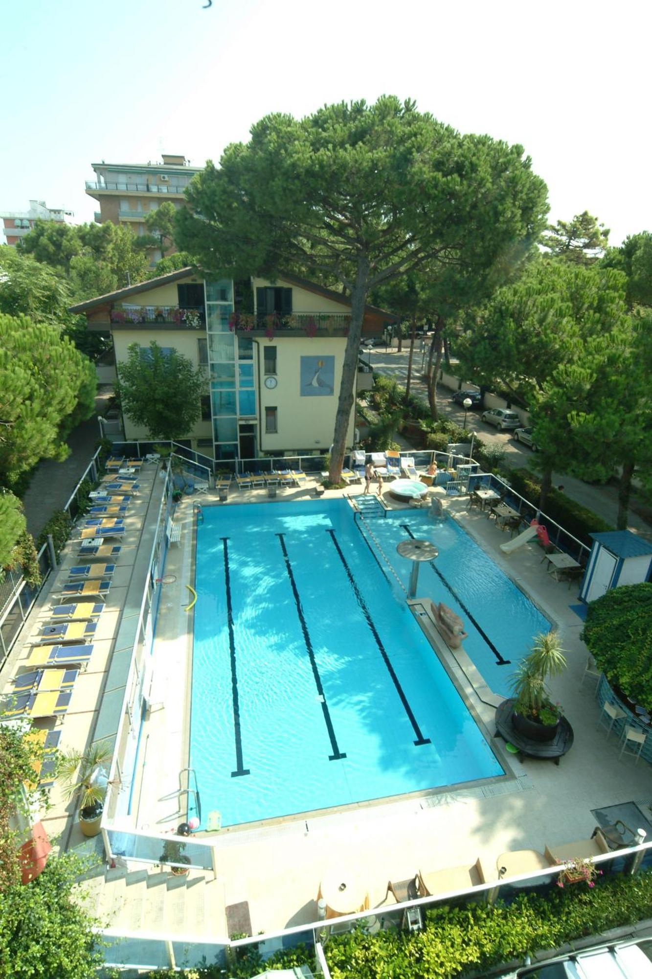 Hotel Flora ميلانو ماريتيما المظهر الخارجي الصورة
