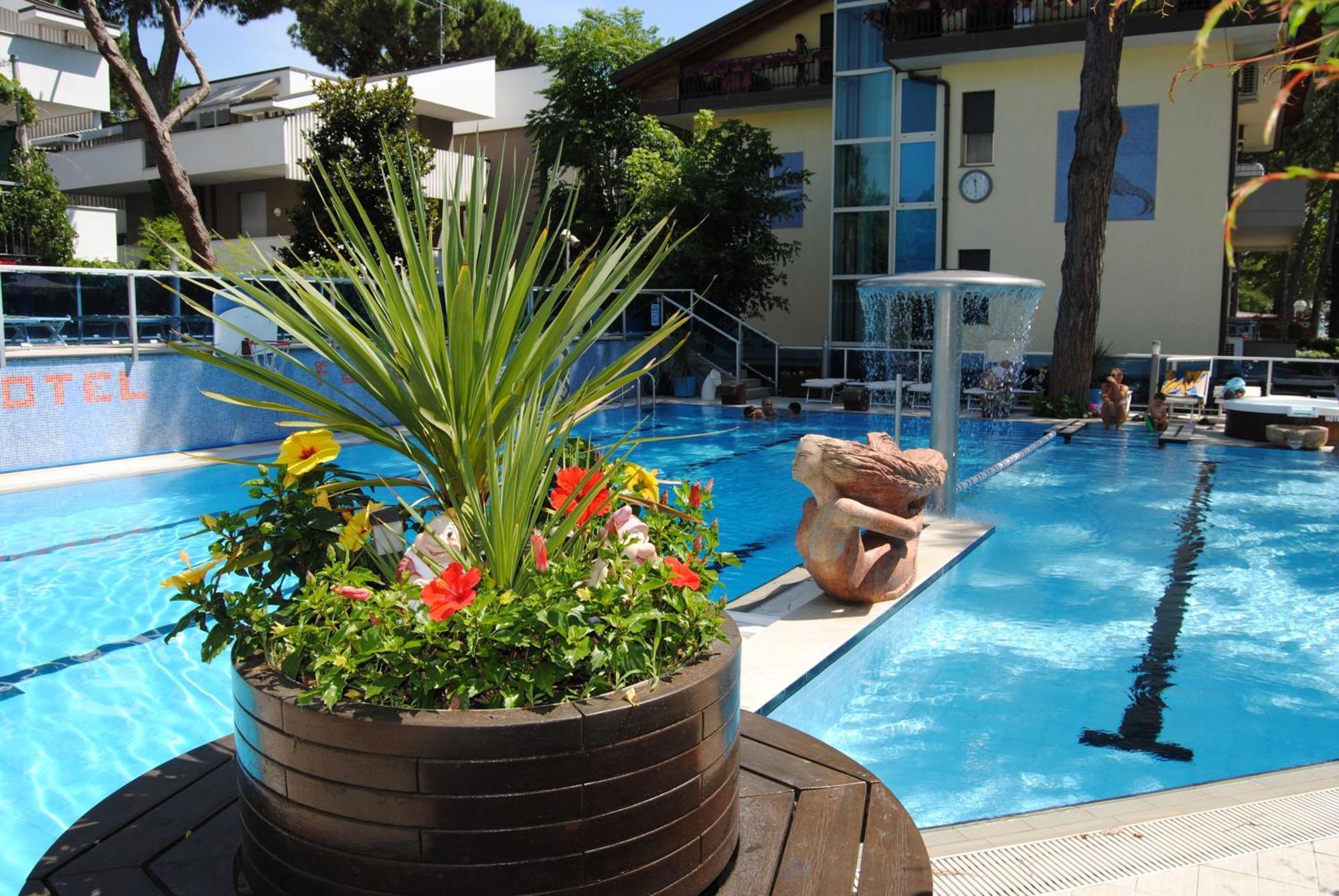 Hotel Flora ميلانو ماريتيما المظهر الخارجي الصورة